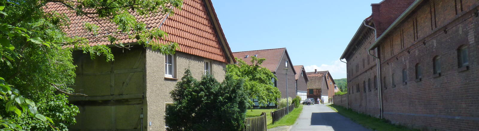 Dorfstraße in Beuchte im Sommer